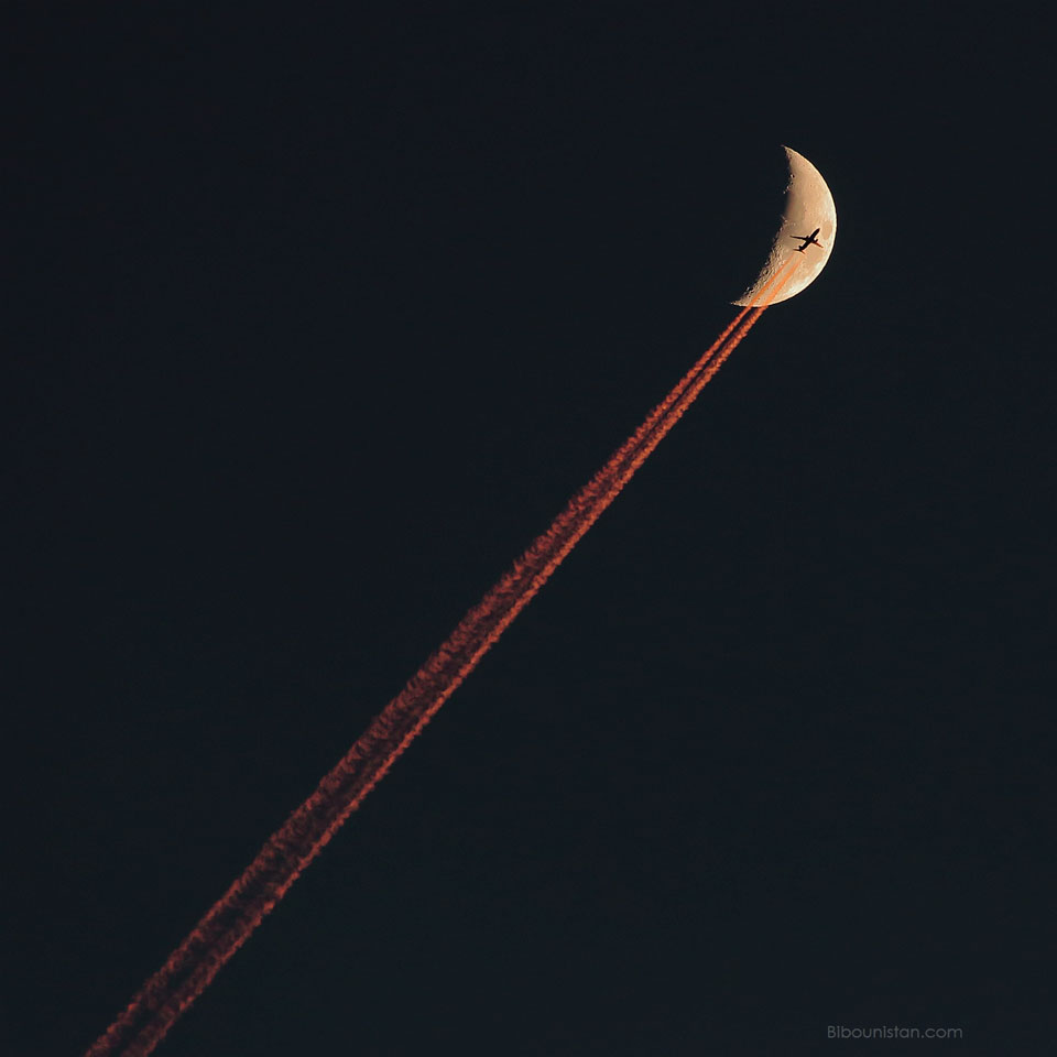 PlaneTrailMoon_Staiger_960.jpg