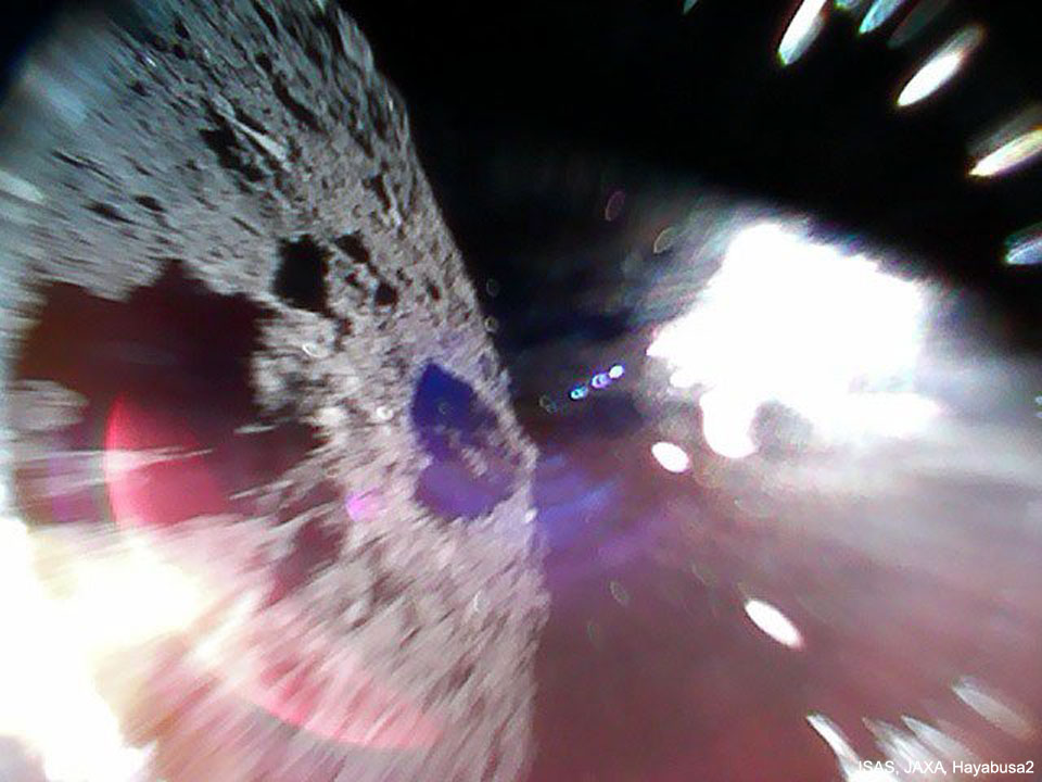 Ryugu01_Rover1aHayabusa2_960.jpg