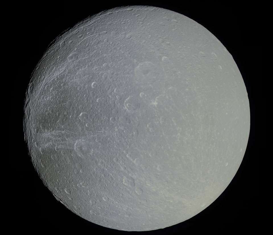 dione4_cassini_960.jpg