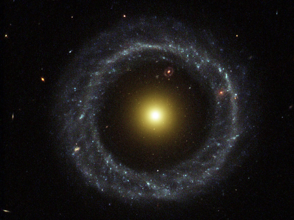 hoag_hubble_960.jpg