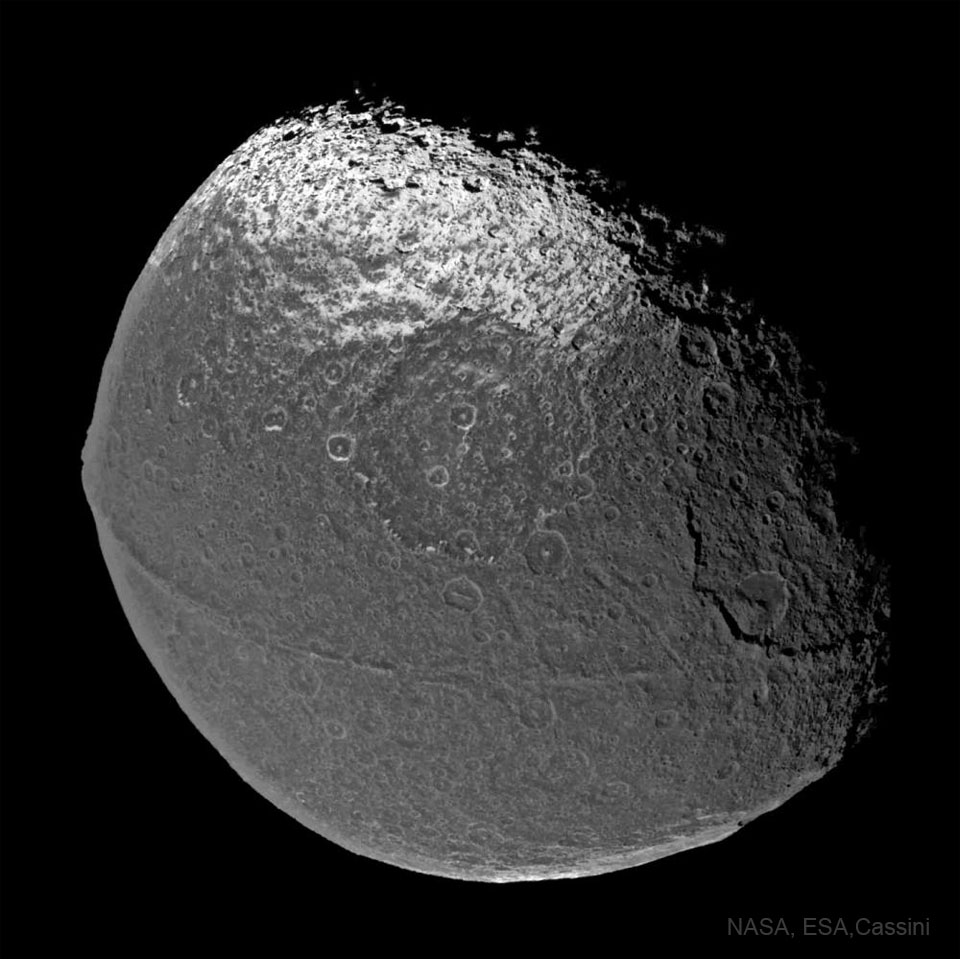 iapetus_cassini_960.jpg